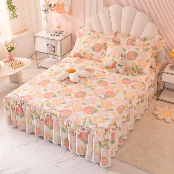 91家纺网 家纺一手货源 找家纺 美达 2025全棉蕾丝小花边夹棉床裙 笑脸草莓