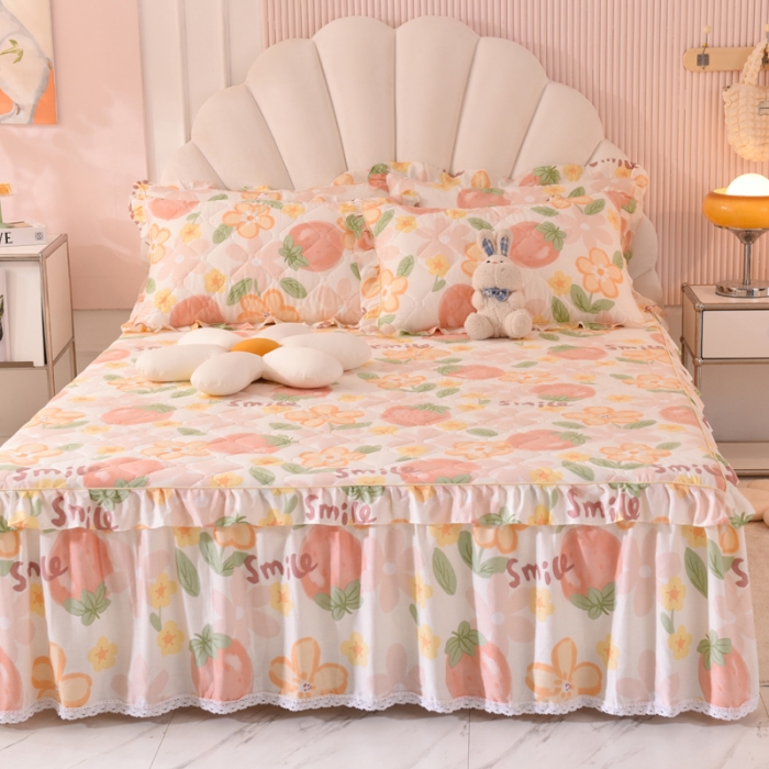 91家纺网 家纺一手货源 找家纺 美达 2025全棉蕾丝小花边夹棉床裙 笑脸草莓