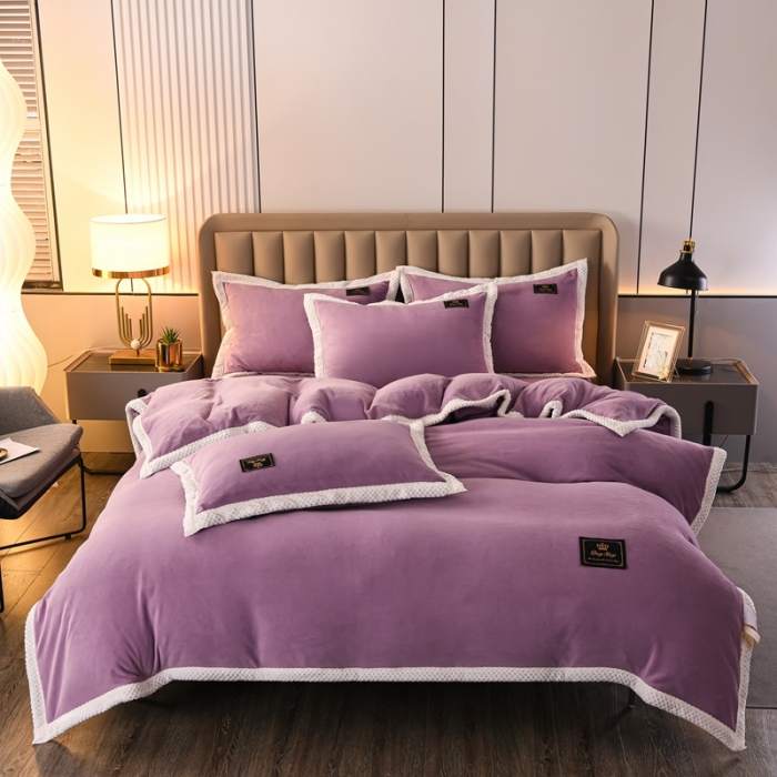 91家纺网 家纺一手货源 找家纺 澳洲羽2024新款防静电高克重纯色丝滑宽边牛奶绒四件套复古紫