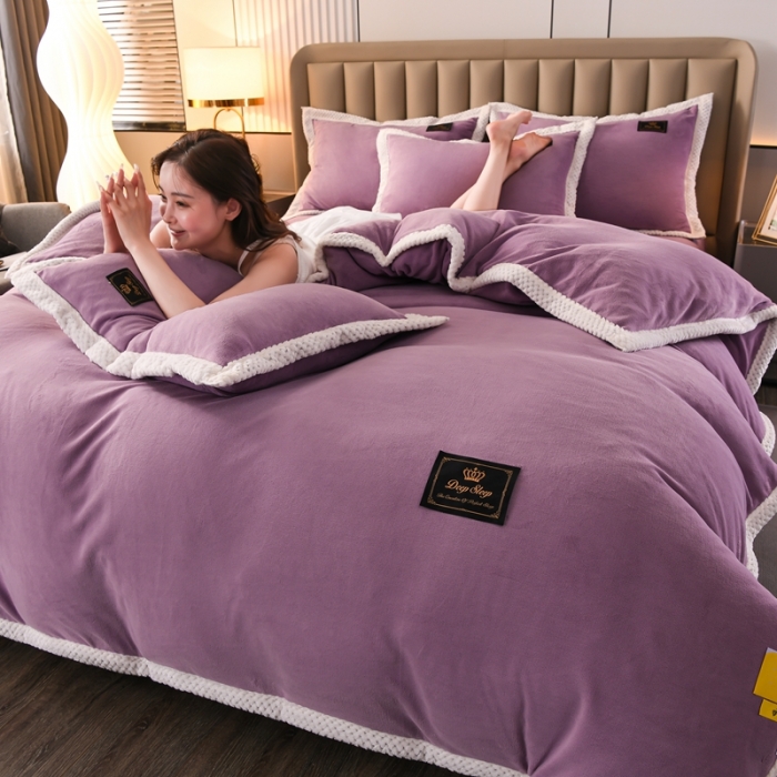91家纺网 家纺一手货源 找家纺 澳洲羽2024新款防静电高克重纯色丝滑宽边牛奶绒四件套复古紫