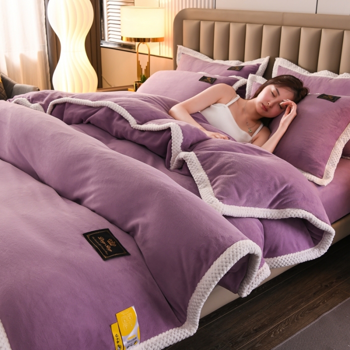 91家纺网 家纺一手货源 找家纺 澳洲羽2024新款防静电高克重纯色丝滑宽边牛奶绒四件套复古紫