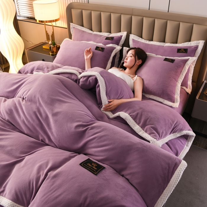 91家纺网 家纺一手货源 找家纺 澳洲羽2024新款防静电高克重纯色丝滑宽边牛奶绒四件套复古紫