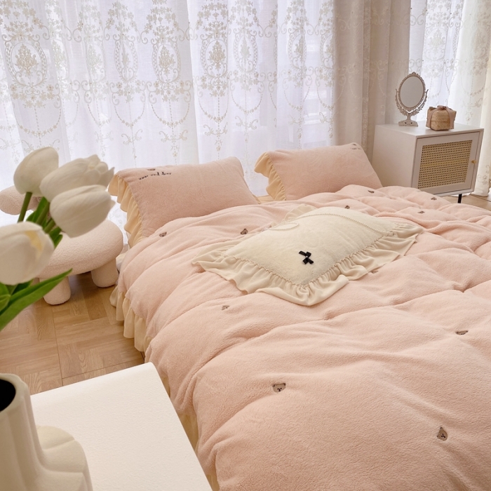 91家纺网 家纺一手货源 找家纺 玛奇朵 2022秋冬新款泰迪绒刺绣系列四件套 泰迪-粉色