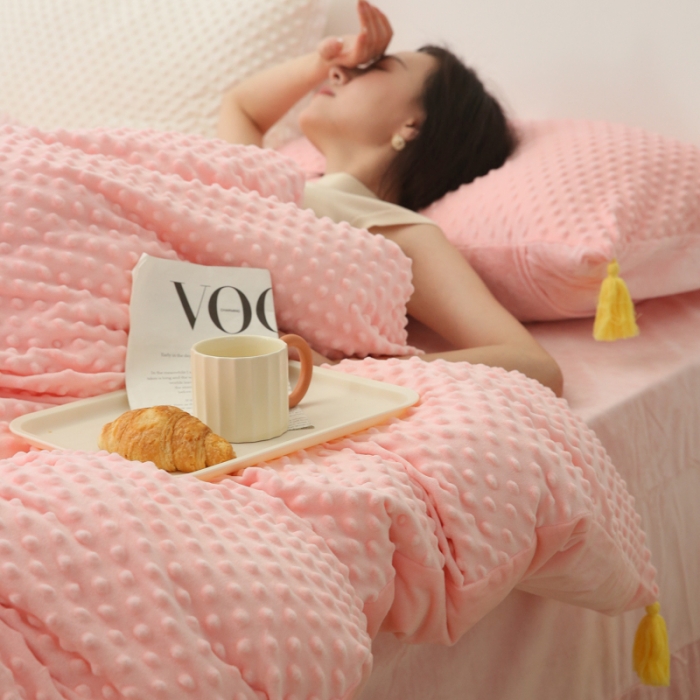 91家纺网 家纺一手货源 找家纺 玛奇朵 2022升级版A类豆豆绒流苏系列三件套四件套 豆豆绒-芭比粉