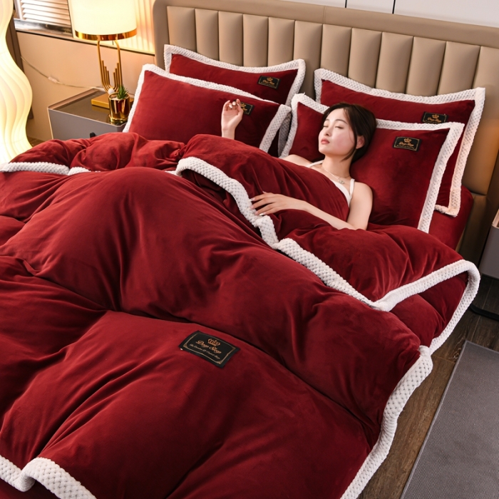 91家纺网 家纺一手货源 找家纺 澳洲羽2024新款防静电高克重纯色丝滑宽边牛奶绒四件套经典红