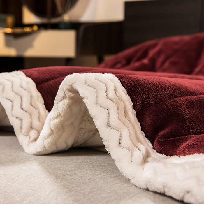 91家纺网 家纺一手货源 找家纺 慕木 2025新款三层牛奶绒夹棉毛毯被 酒红+羊羔绒+白