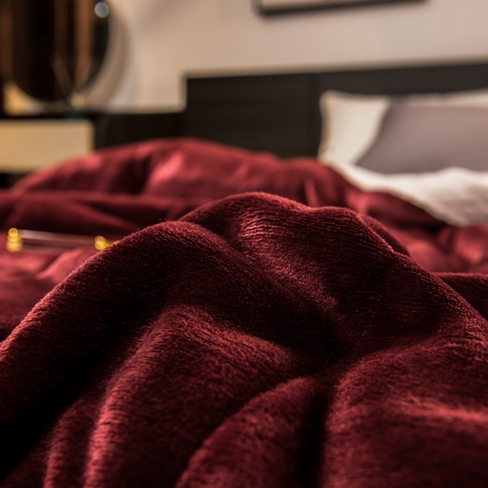 91家纺网 家纺一手货源 找家纺 慕木 2025新款三层牛奶绒夹棉毛毯被 酒红+羊羔绒+白