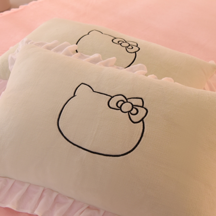 91家纺网 家纺一手货源 找家纺 绒世界2022新款高端牛奶绒卡通刺绣四件套 美美猫-抹茶拼粉