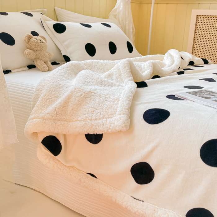 91家纺网 家纺一手货源 找家纺 沐慕  2022新款牛奶绒拼羊羔绒毛毯 黑白波点