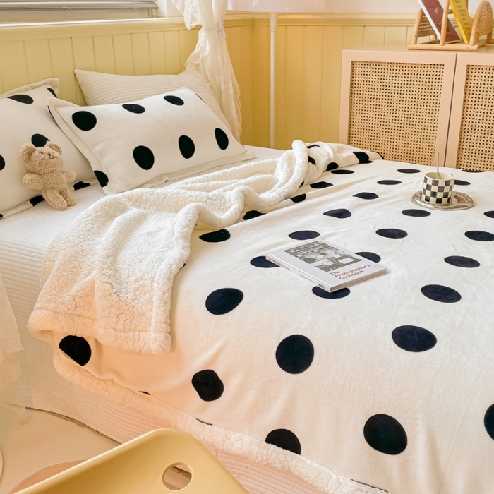 91家纺网 家纺一手货源 找家纺 沐慕  2022新款牛奶绒拼羊羔绒毛毯 黑白波点