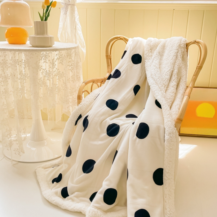 91家纺网 家纺一手货源 找家纺 沐慕  2022新款牛奶绒拼羊羔绒毛毯 黑白波点