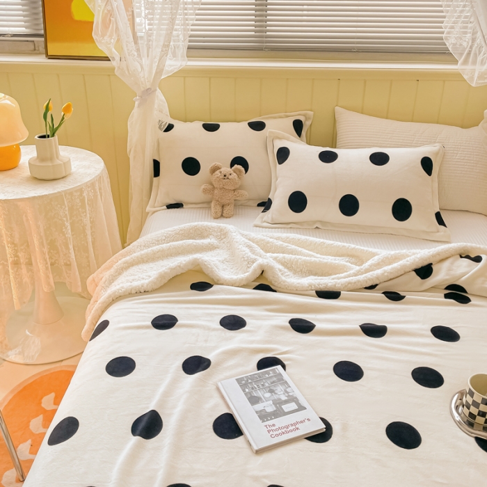 91家纺网 家纺一手货源 找家纺 沐慕  2022新款牛奶绒拼羊羔绒毛毯 黑白波点