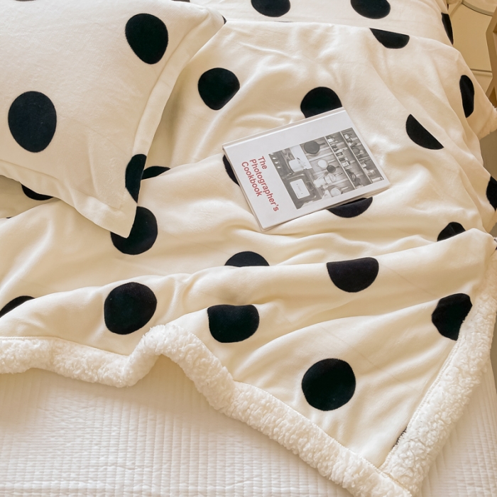 91家纺网 家纺一手货源 找家纺 沐慕  2022新款牛奶绒拼羊羔绒毛毯 黑白波点