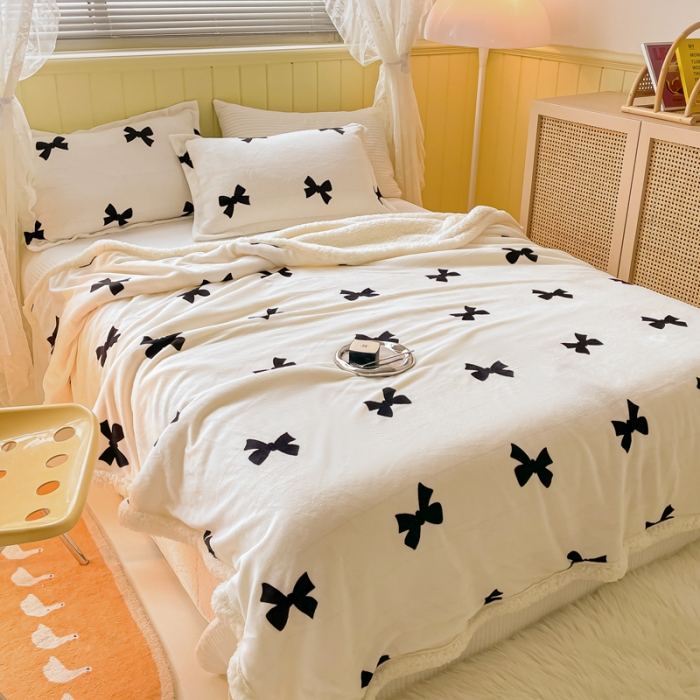 91家纺网 家纺一手货源 找家纺 沐慕  2022新款牛奶绒拼羊羔绒毛毯 黑白蝴蝶结