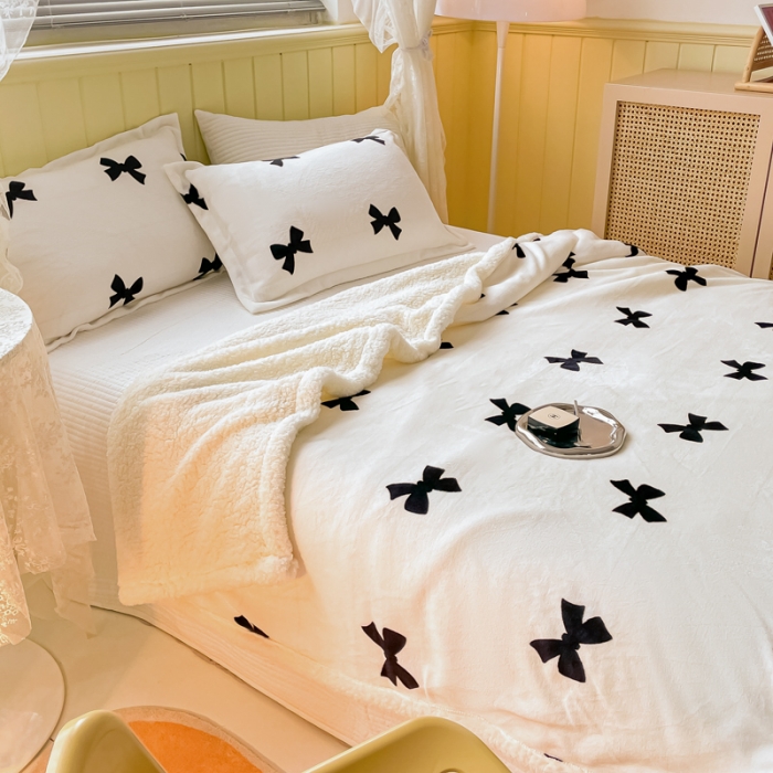 91家纺网 家纺一手货源 找家纺 沐慕  2022新款牛奶绒拼羊羔绒毛毯 黑白蝴蝶结