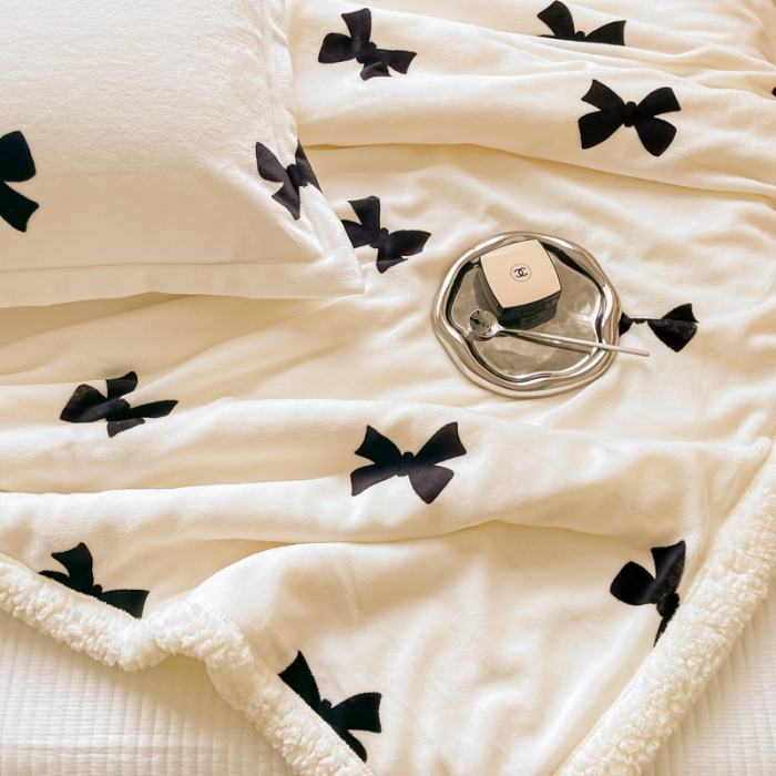 91家纺网 家纺一手货源 找家纺 沐慕  2022新款牛奶绒拼羊羔绒毛毯 黑白蝴蝶结