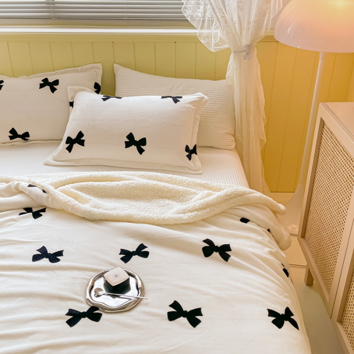 91家纺网 家纺一手货源 找家纺 沐慕  2022新款牛奶绒拼羊羔绒毛毯 黑白蝴蝶结