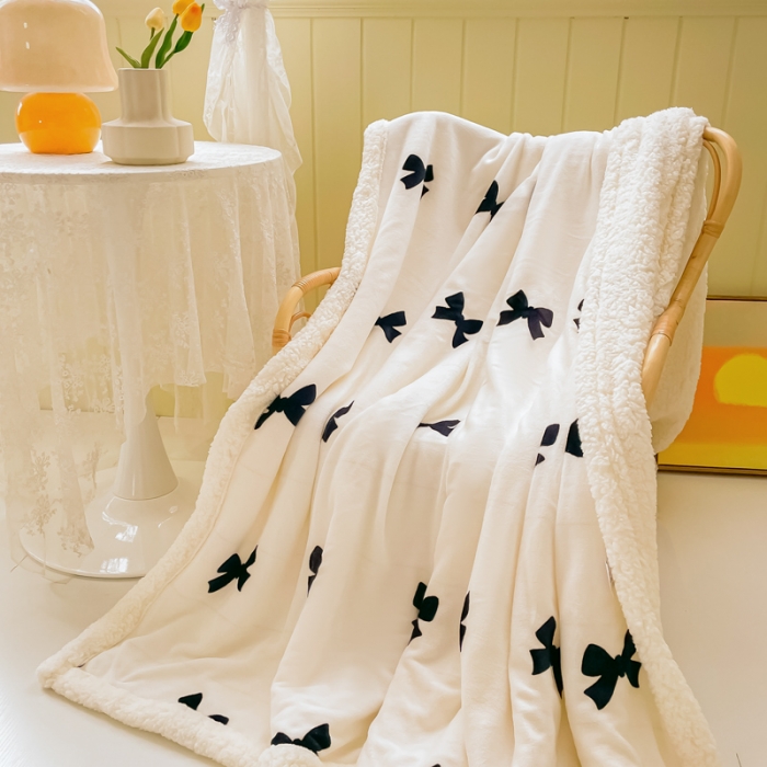 91家纺网 家纺一手货源 找家纺 沐慕  2022新款牛奶绒拼羊羔绒毛毯 黑白蝴蝶结