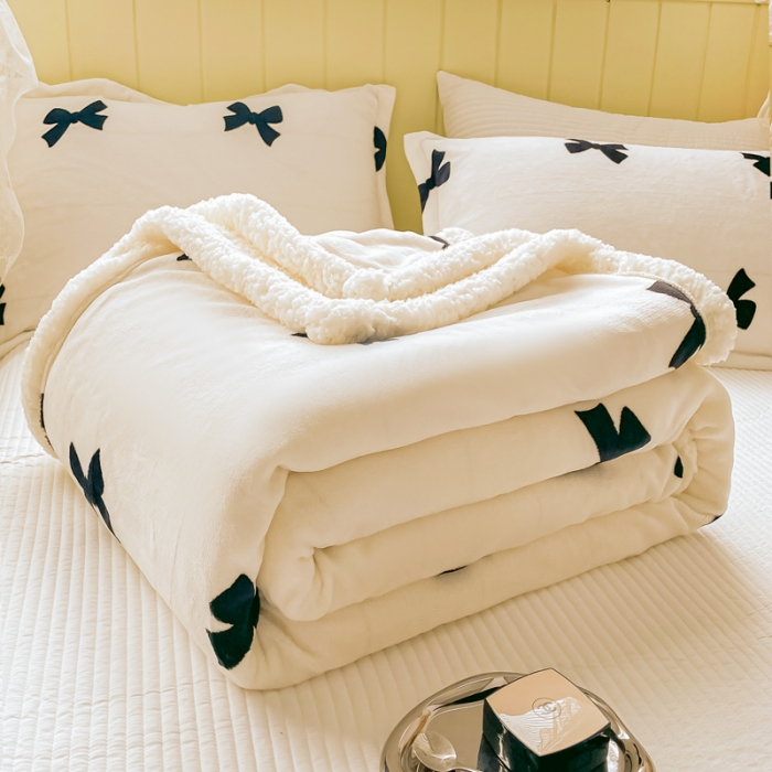 91家纺网 家纺一手货源 找家纺 沐慕  2022新款牛奶绒拼羊羔绒毛毯 黑白蝴蝶结