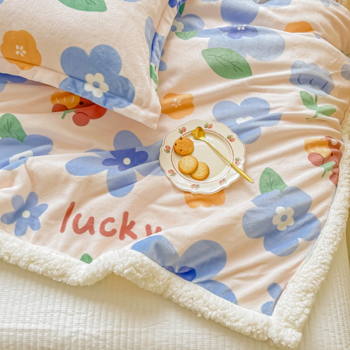 91家纺网 家纺一手货源 找家纺 沐慕  2022新款牛奶绒拼羊羔绒毛毯 蓝花小熊