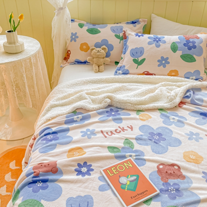 91家纺网 家纺一手货源 找家纺 沐慕  2022新款牛奶绒拼羊羔绒毛毯 蓝花小熊