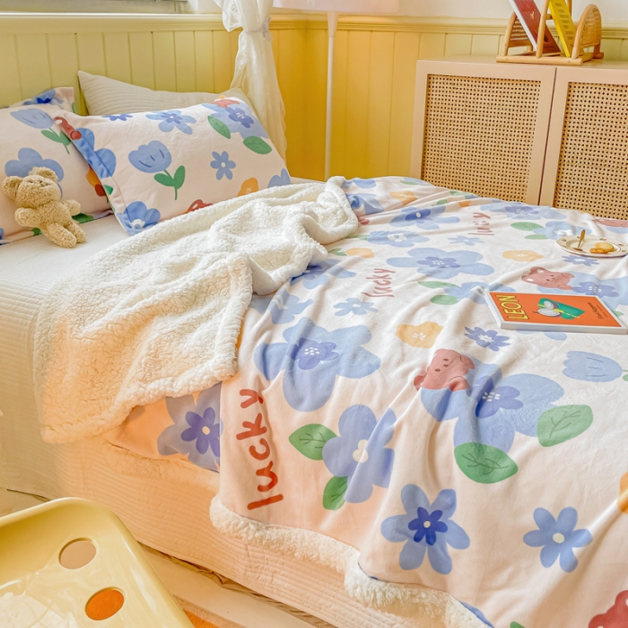 91家纺网 家纺一手货源 找家纺 沐慕  2022新款牛奶绒拼羊羔绒毛毯 蓝花小熊