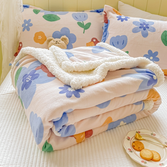 91家纺网 家纺一手货源 找家纺 沐慕  2022新款牛奶绒拼羊羔绒毛毯 蓝花小熊