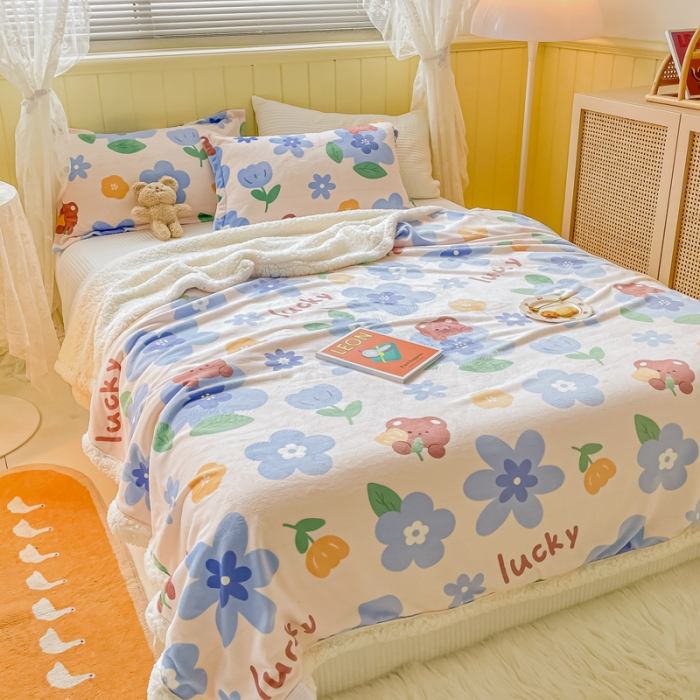 91家纺网 家纺一手货源 找家纺 沐慕  2022新款牛奶绒拼羊羔绒毛毯 蓝花小熊