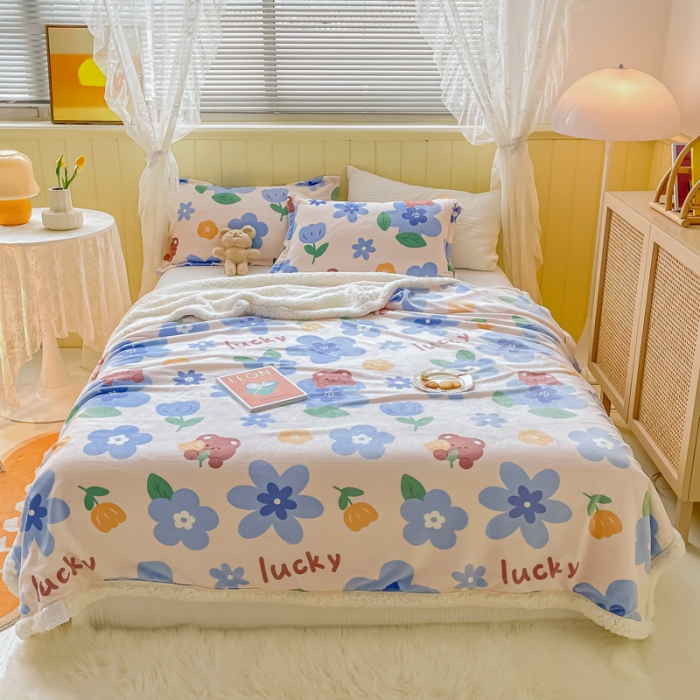 91家纺网 家纺一手货源 找家纺 沐慕  2022新款牛奶绒拼羊羔绒毛毯 蓝花小熊