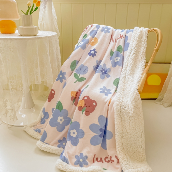 91家纺网 家纺一手货源 找家纺 沐慕  2022新款牛奶绒拼羊羔绒毛毯 蓝花小熊