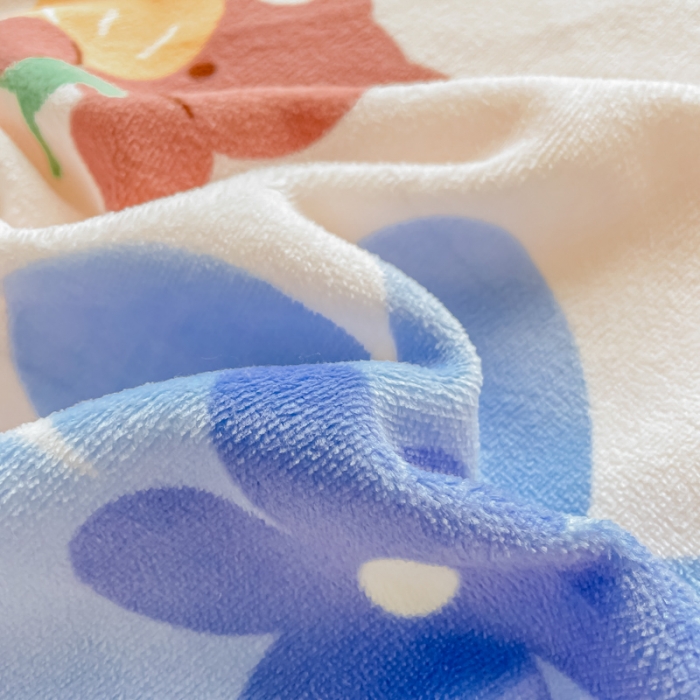 91家纺网 家纺一手货源 找家纺 沐慕  2022新款牛奶绒拼羊羔绒毛毯 蓝花小熊