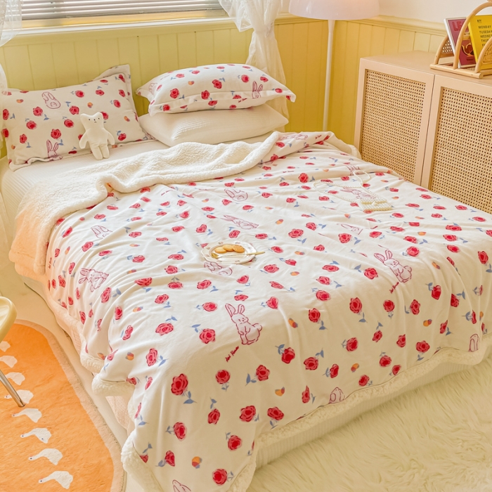 91家纺网 家纺一手货源 找家纺 沐慕  2022新款牛奶绒拼羊羔绒毛毯 玫瑰小兔