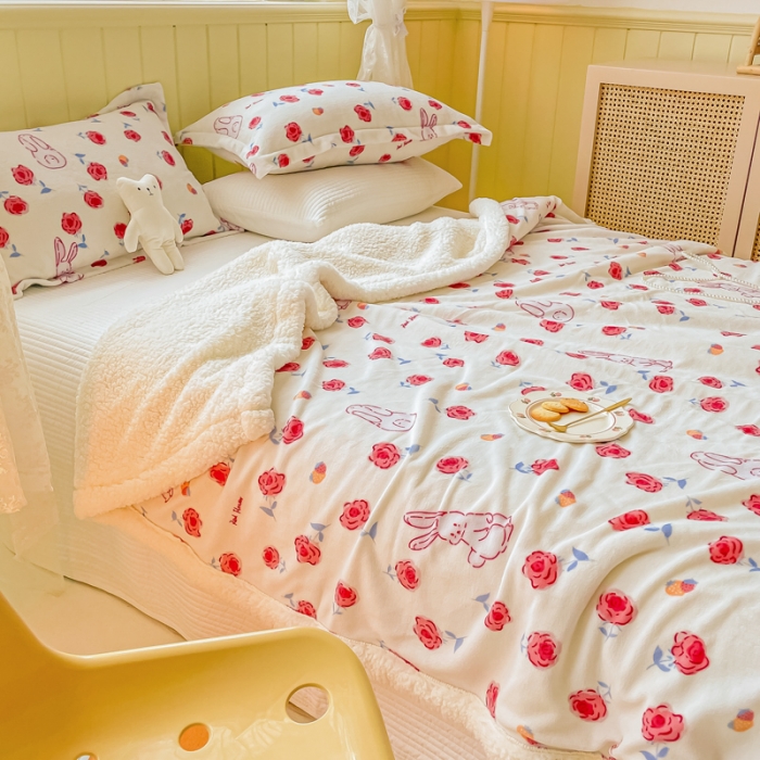 91家纺网 家纺一手货源 找家纺 沐慕  2022新款牛奶绒拼羊羔绒毛毯 玫瑰小兔