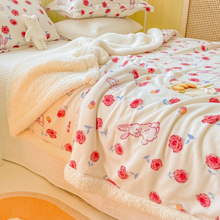 91家纺网 家纺一手货源 找家纺 沐慕  2022新款牛奶绒拼羊羔绒毛毯 玫瑰小兔