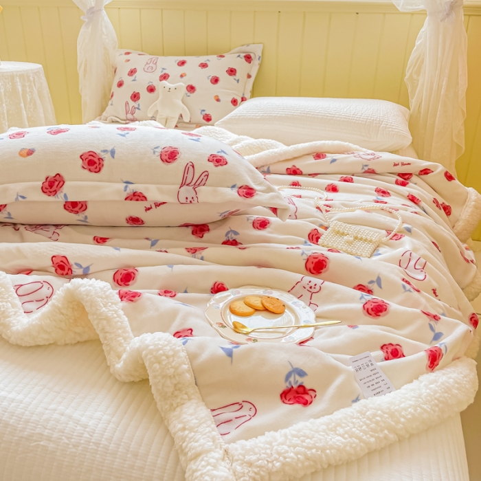 91家纺网 家纺一手货源 找家纺 沐慕  2022新款牛奶绒拼羊羔绒毛毯 玫瑰小兔