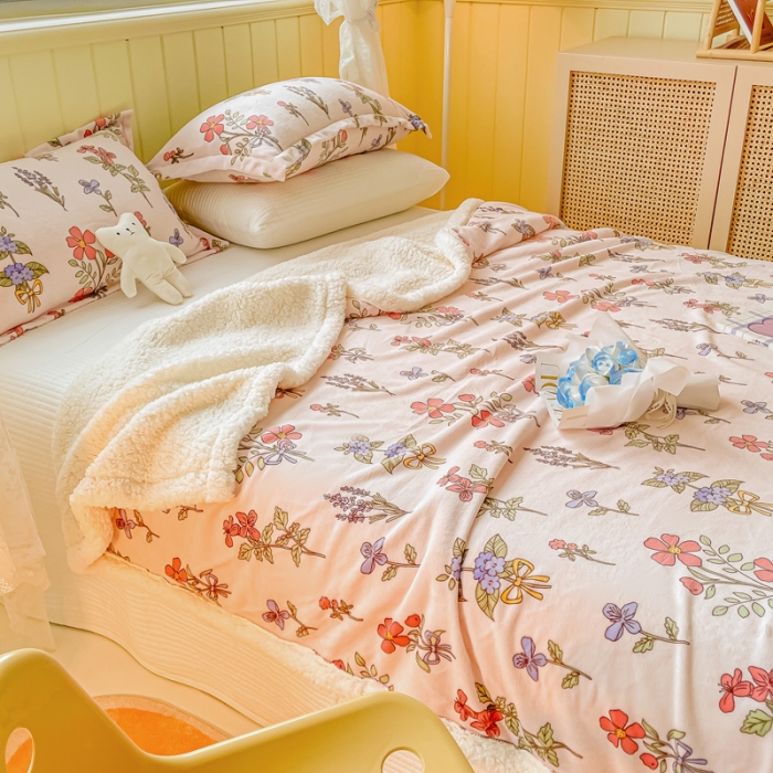 91家纺网 家纺一手货源 找家纺 沐慕  2022新款牛奶绒拼羊羔绒毛毯 捧花