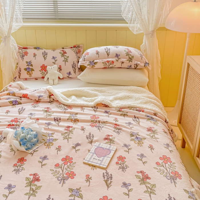 91家纺网 家纺一手货源 找家纺 沐慕  2022新款牛奶绒拼羊羔绒毛毯 捧花