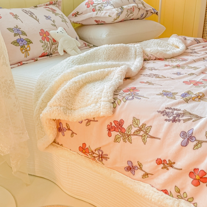 91家纺网 家纺一手货源 找家纺 沐慕  2022新款牛奶绒拼羊羔绒毛毯 捧花