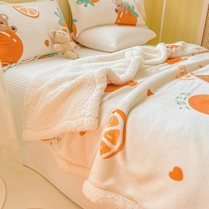 91家纺网 家纺一手货源 找家纺 沐慕  2022新款牛奶绒拼羊羔绒毛毯 甜橙小熊