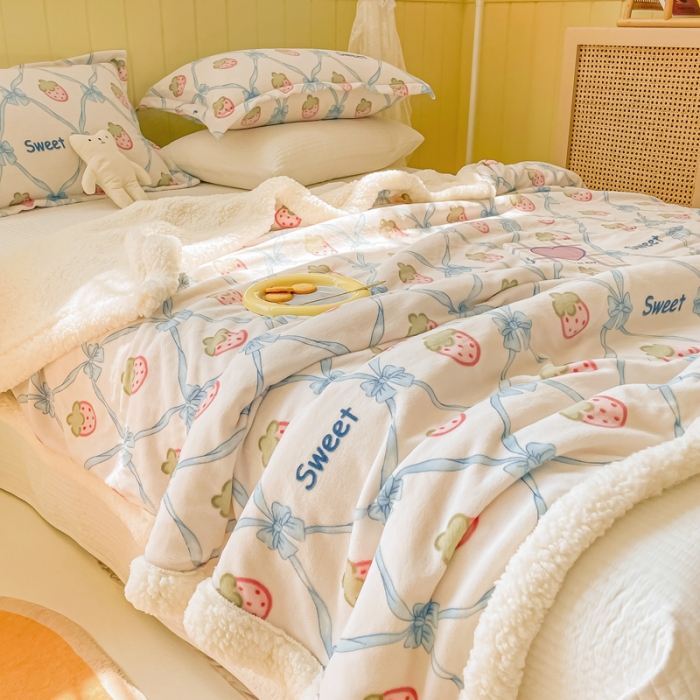 91家纺网 家纺一手货源 找家纺 沐慕  2022新款牛奶绒拼羊羔绒毛毯 甜心草莓