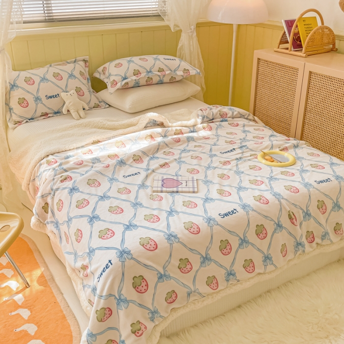 91家纺网 家纺一手货源 找家纺 沐慕  2022新款牛奶绒拼羊羔绒毛毯 甜心草莓