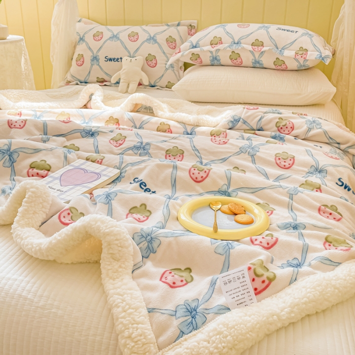 91家纺网 家纺一手货源 找家纺 沐慕  2022新款牛奶绒拼羊羔绒毛毯 甜心草莓