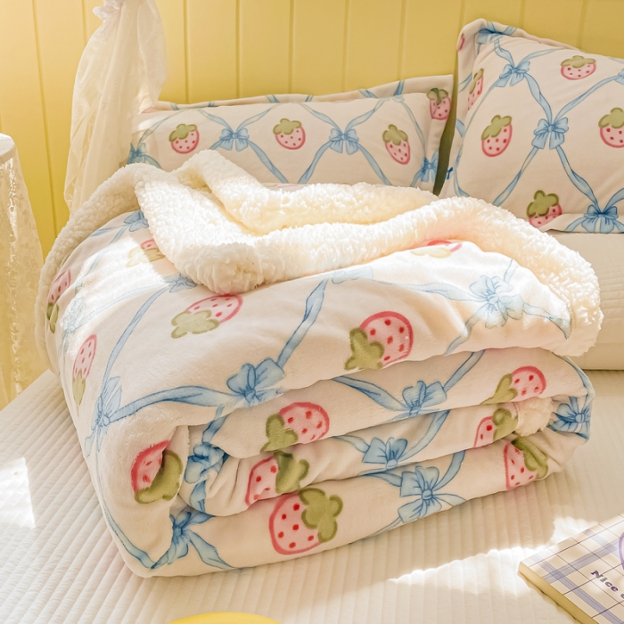 91家纺网 家纺一手货源 找家纺 沐慕  2022新款牛奶绒拼羊羔绒毛毯 甜心草莓