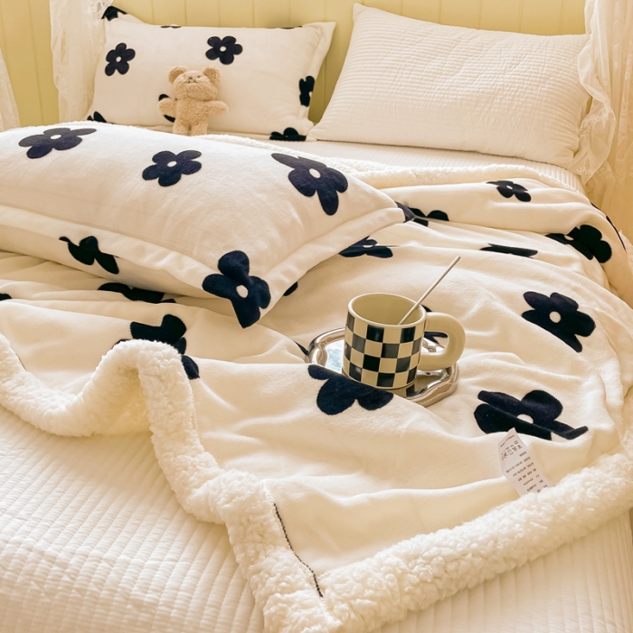 91家纺网 家纺一手货源 找家纺 沐慕  2022新款牛奶绒拼羊羔绒毛毯 香系花花