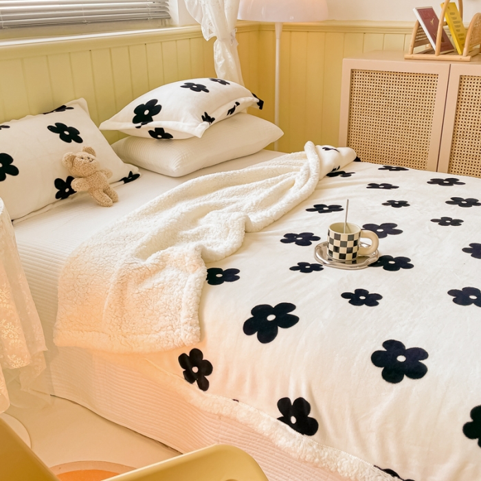 91家纺网 家纺一手货源 找家纺 沐慕  2022新款牛奶绒拼羊羔绒毛毯 香系花花