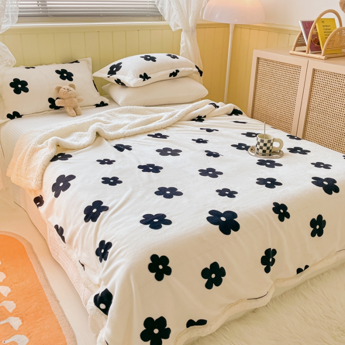 91家纺网 家纺一手货源 找家纺 沐慕  2022新款牛奶绒拼羊羔绒毛毯 香系花花