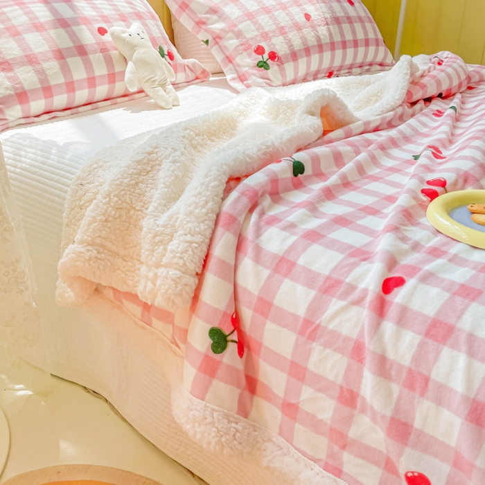 91家纺网 家纺一手货源 找家纺 沐慕  2022新款牛奶绒拼羊羔绒毛毯 小樱桃