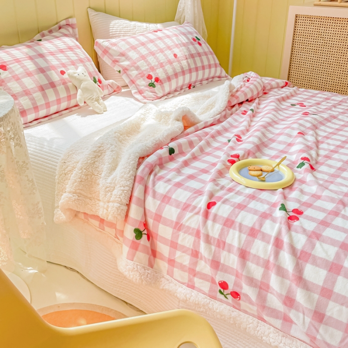 91家纺网 家纺一手货源 找家纺 沐慕  2022新款牛奶绒拼羊羔绒毛毯 小樱桃