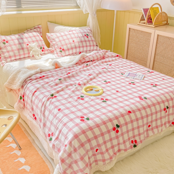 91家纺网 家纺一手货源 找家纺 沐慕  2022新款牛奶绒拼羊羔绒毛毯 小樱桃