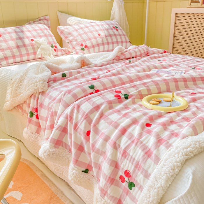 91家纺网 家纺一手货源 找家纺 沐慕  2022新款牛奶绒拼羊羔绒毛毯 小樱桃